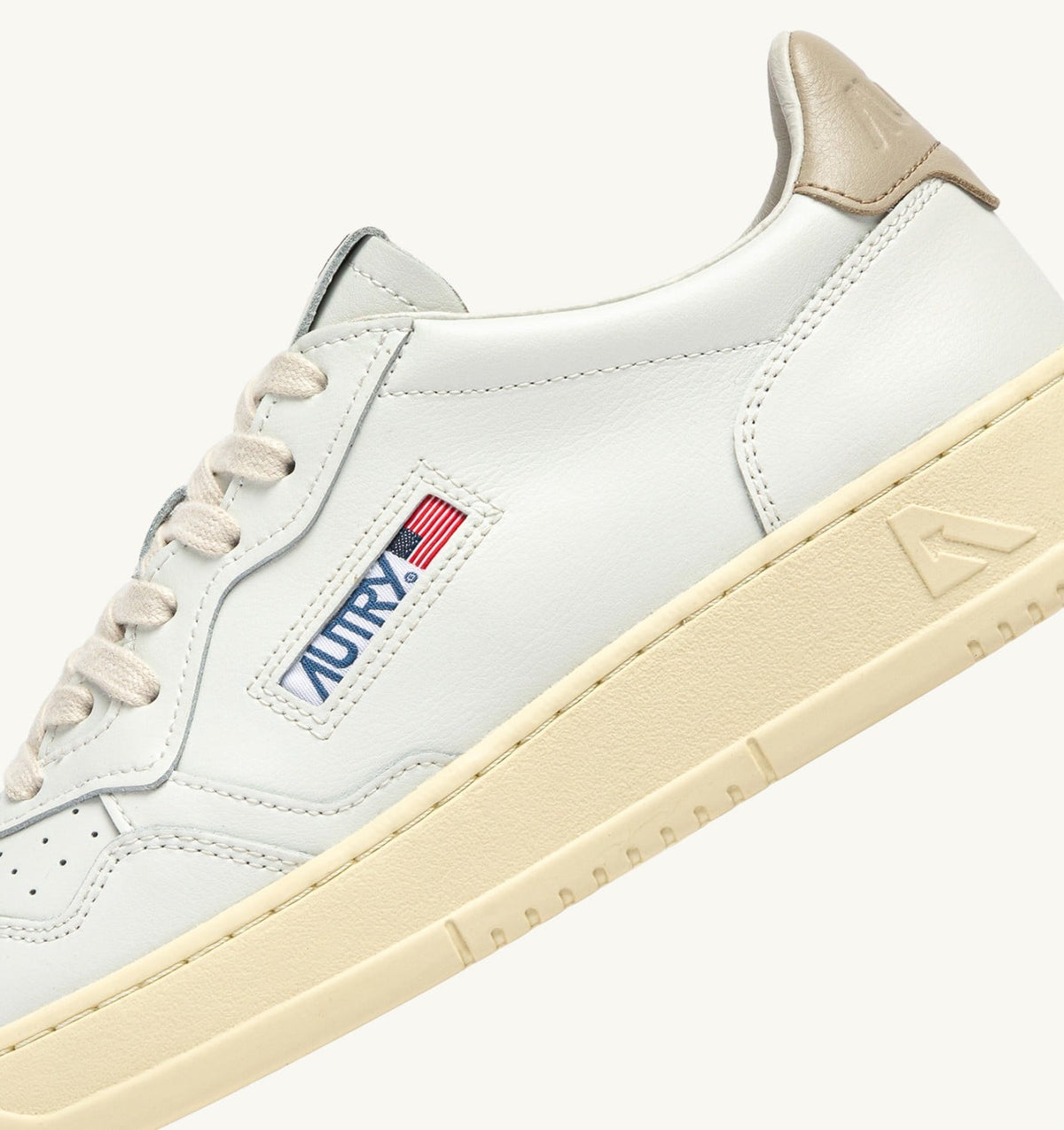 AUTRY MEDALIST LOW SNEAKERS IN WHITE AND FEATHER GRAY LEATHER