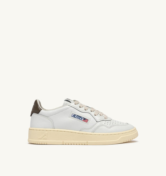 AUTRY MEDALIST LOW SNEAKERS IN WHITE AND CHOCOLATE LEATHER