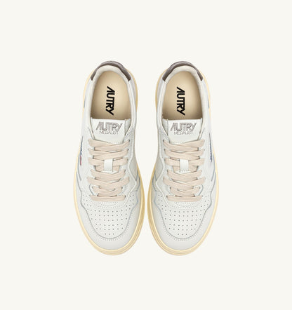 AUTRY MEDALIST LOW SNEAKERS IN WHITE AND CHOCOLATE LEATHER