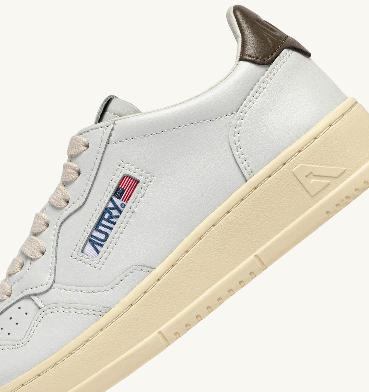 AUTRY MEDALIST LOW SNEAKERS IN WHITE AND CHOCOLATE LEATHER