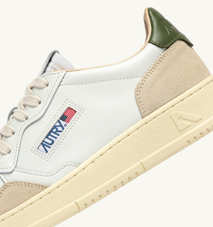 AUTRY MEDALIST LOW SNEAKERS IN WHITE LEATHER AND BRONZE GREEN SUEDE