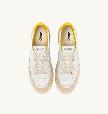 AUTRY MEDALIST LOW SNEAKERS IN WHITE LEATHER AND SLICKER SUEDE WITH LETTERING