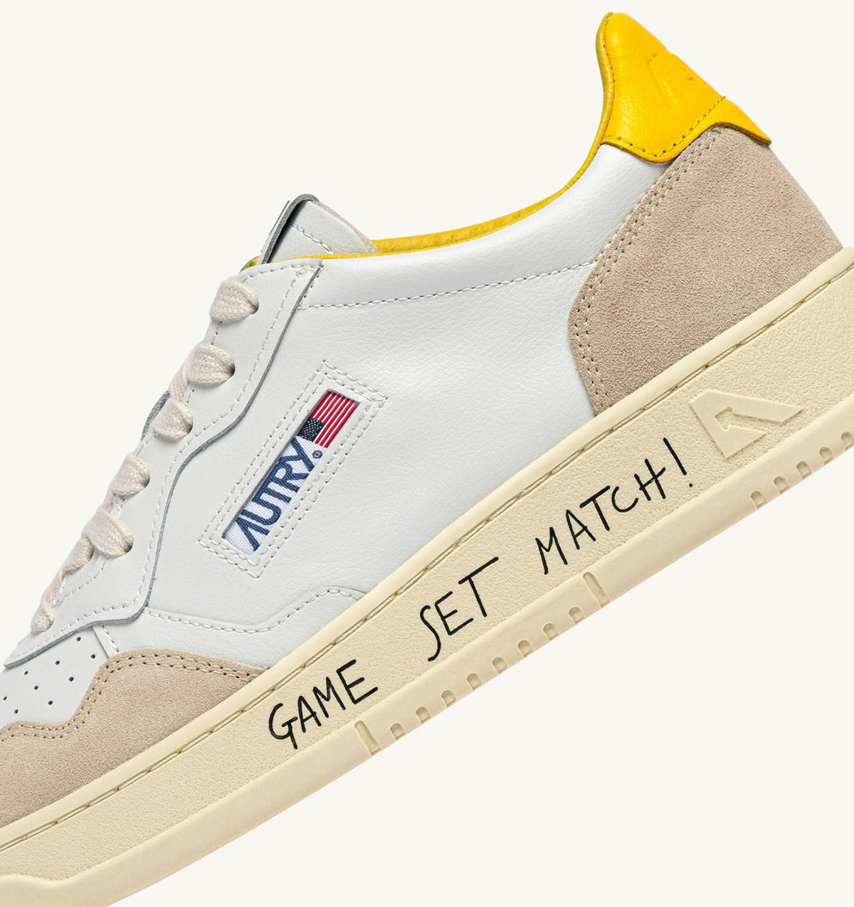 AUTRY MEDALIST LOW SNEAKERS IN WHITE LEATHER AND SLICKER SUEDE WITH LETTERING
