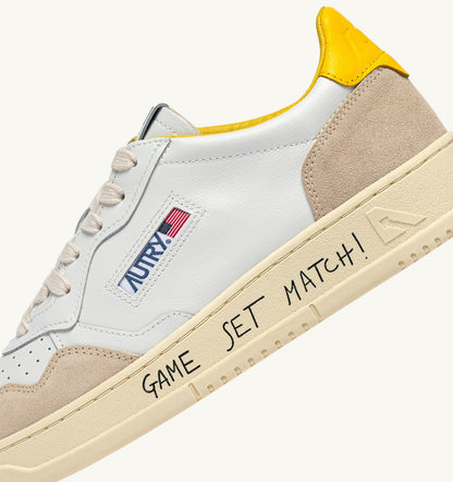 AUTRY MEDALIST LOW SNEAKERS IN WHITE LEATHER AND SLICKER SUEDE WITH LETTERING