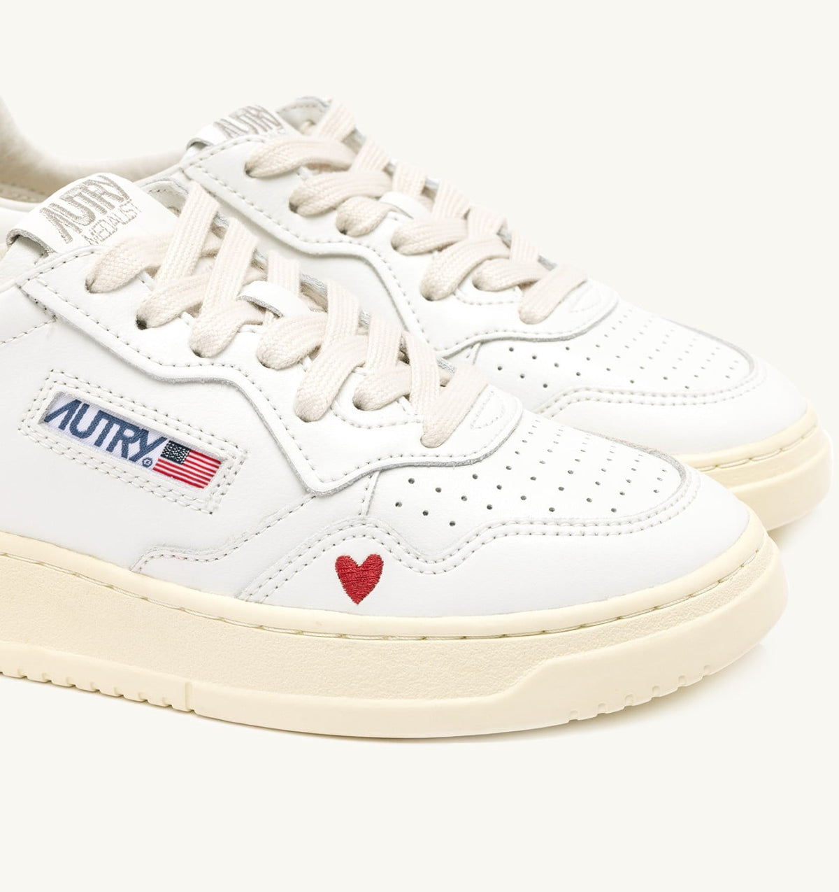 AUTRY SNEAKERS MEDALIST 'LOVE' IN WHITE AND RED LEATHER