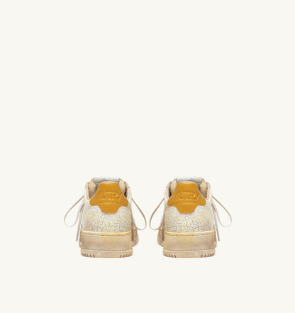 AUTRY MEDALIST LOW SUPER VINTAGE SNEAKERS IN WHITE AND YELLOW LEATHER