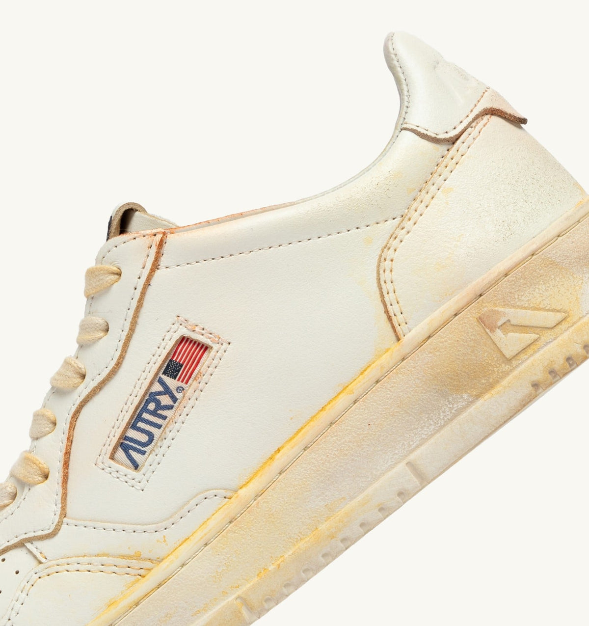 AUTRY MEDALIST LOW SUPER VINTAGE SNEAKERS IN WHITE LEATHER