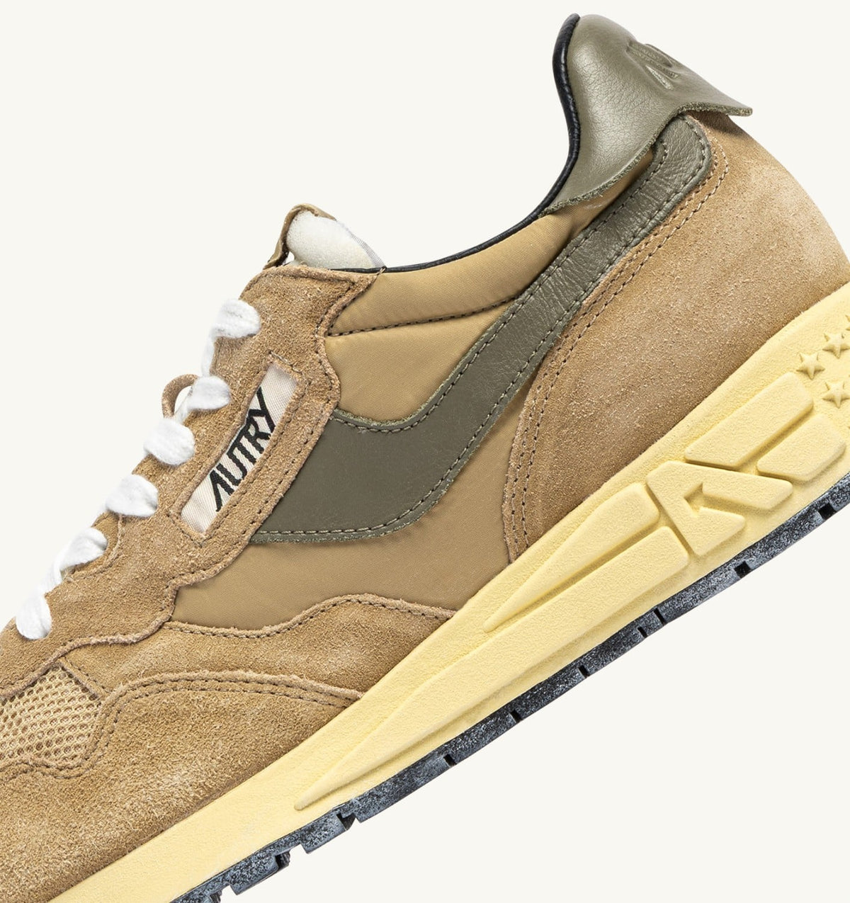 AUTRY REELWIND LOW SNEAKERS IN FOAM SUGAR AND COVERT GREEN NYLON AND SUEDE