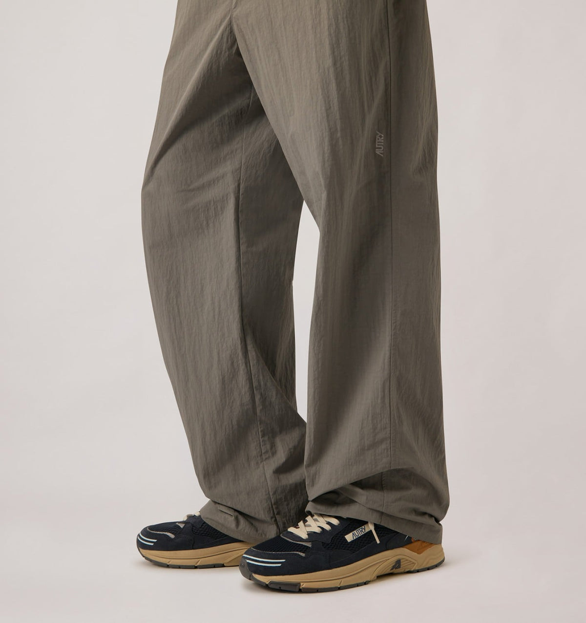 AUTRY HYPERWAY SNEAKERS IN MIDNIGHT AND TOMATO CREAM SUEDE AND MESH
