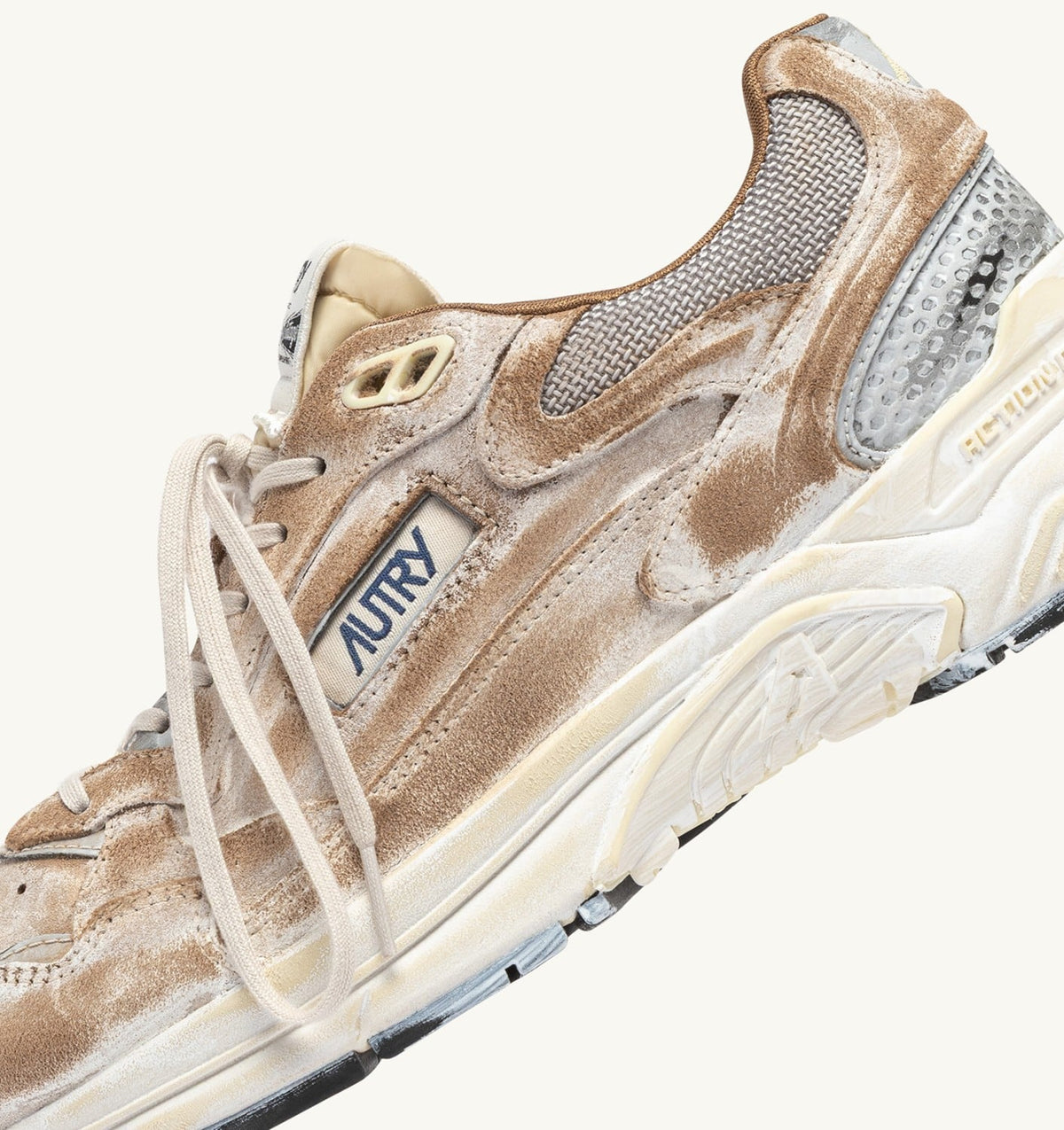 AUTRY HYPERWAY SUPER VINTAGE SNEAKERS IN MILKSHAKE AND SILVER SUEDE