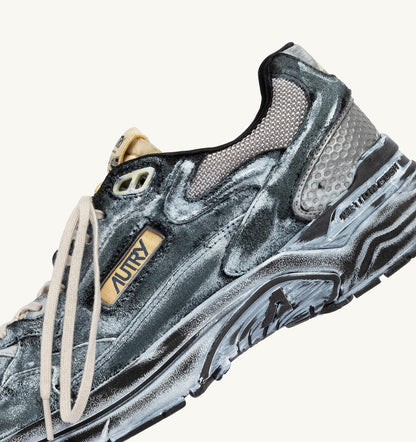 AUTRY HYPERWAY SUPER VINTAGE SNEAKERS IN BLACK AND SILVER SUEDE