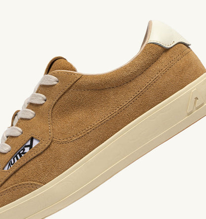 AUTRY WINDSCAPE LOW SNEAKERS IN COPPER BROWN AND MARSHMALLOW SUEDE