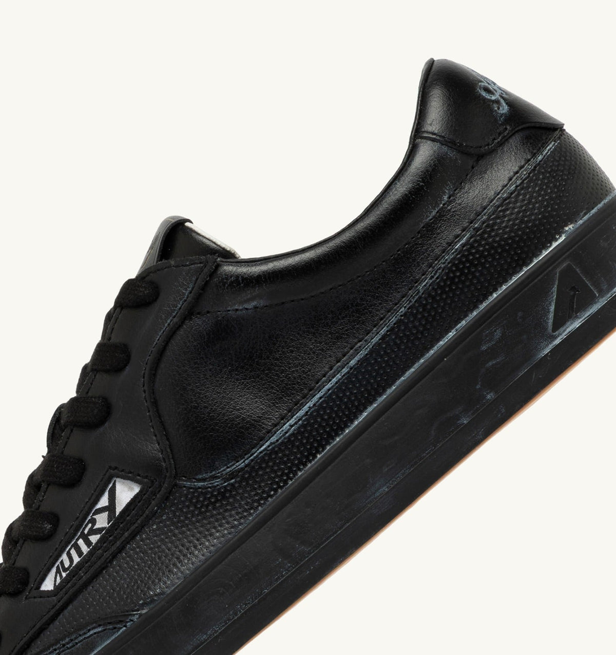 AUTRY WINDSCAPE LOW SUPER VINTAGE SNEAKERS IN BLACK LEATHER