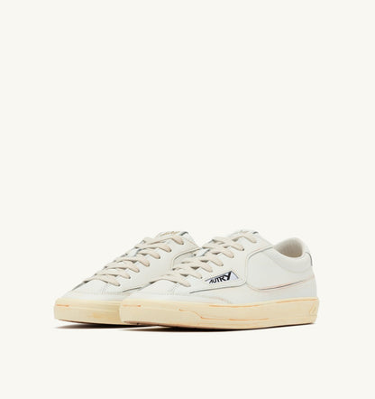 AUTRY WINDSCAPE LOW SUPER VINTAGE SNEAKERS IN WHITE LEATHER