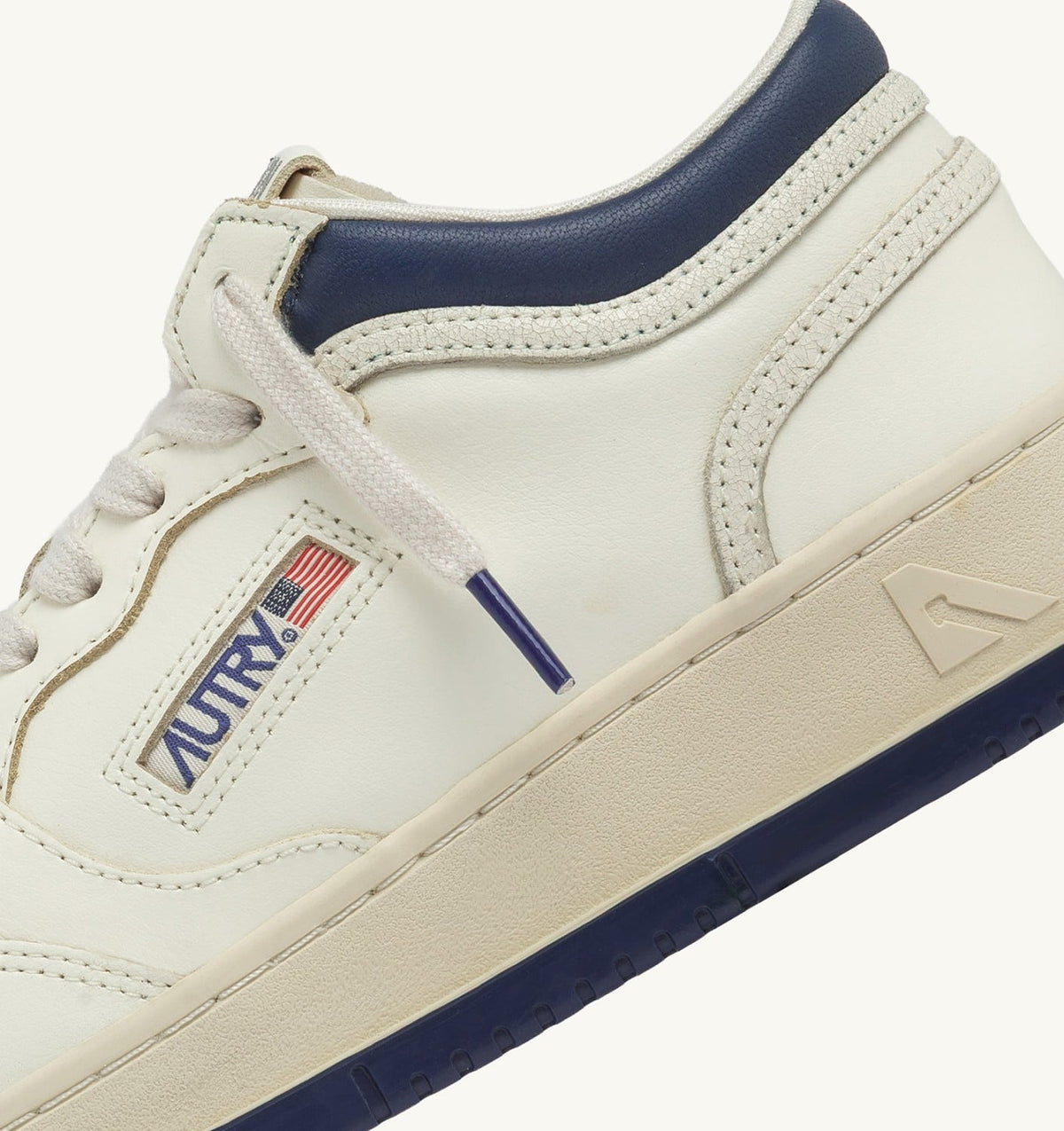 AUTRY MED-WAY SNEAKERS IN LEATHER COLOR MARSHMALLOW AND ENSIGN BLUE