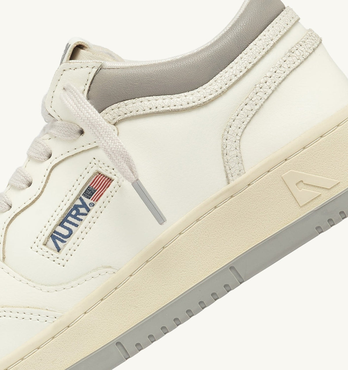 AUTRY MED-WAY SNEAKERS IN LEATHER COLOR MARSHMALLOW AND VAPOR