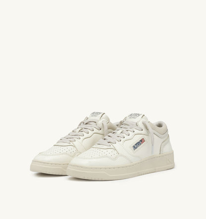 AUTRY MED-WAY SNEAKERS IN LEATHER COLOR MARSHMALLOW AND WHITE