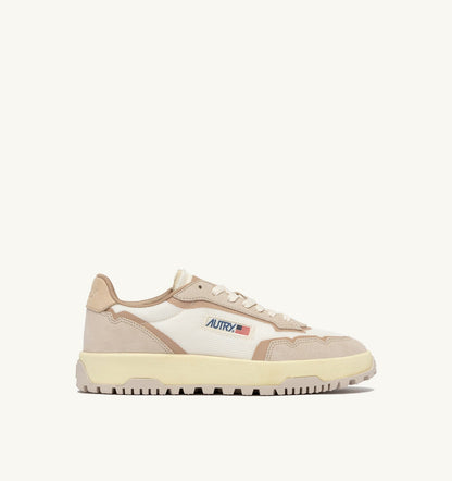 AUTRY WILDPACE LOW SNEAKERS IN WHISPER WHITE AND SAND DRAGON MESH AND SUEDE