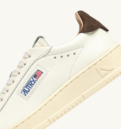 AUTRY DALLAS LOW SNEAKERS IN TEAK AND MARSHMALLOW LEATHER