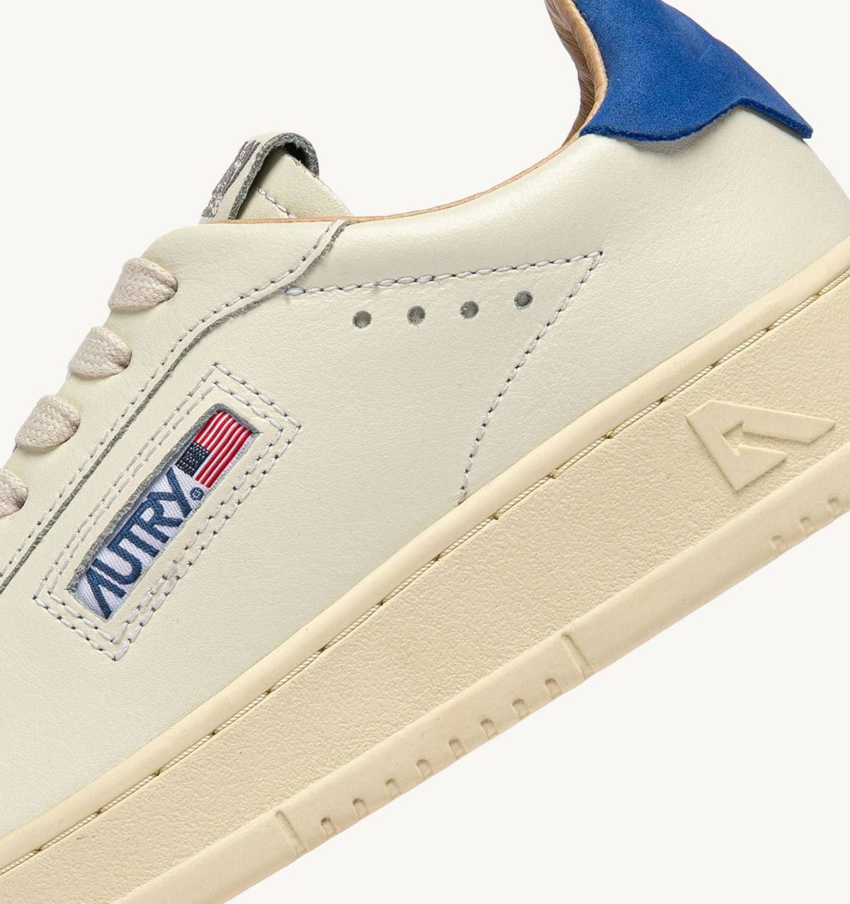 AUTRY DALLAS LOW SNEAKERS IN MARSHMALLOW AND LAPIS BLUE LEATHER