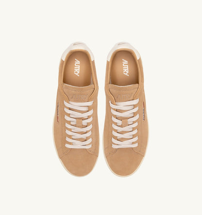 AUTRY DALLAS LOW SNEAKERS IN PEANUT SUEDE