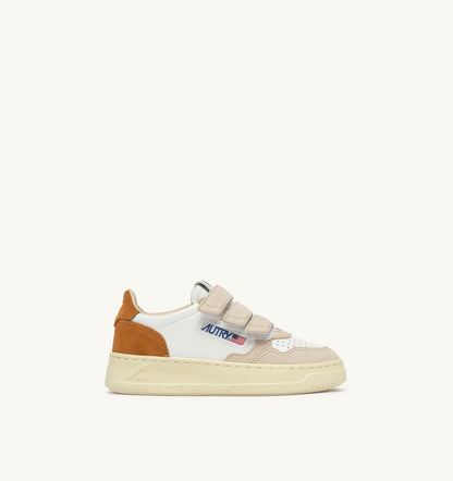 AUTRY MEDALIST KIDSTRIPES SNEAKERS IN WHITE LEATHER AND BROWN MUSCAT AND SAND SUEDE