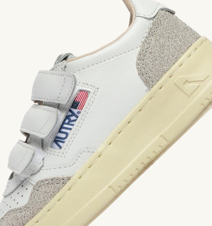 AUTRY MEDALIST KIDSTRIPES SNEAKERS IN WHITE LEATHER AND GLITTER GRAY LEATHER