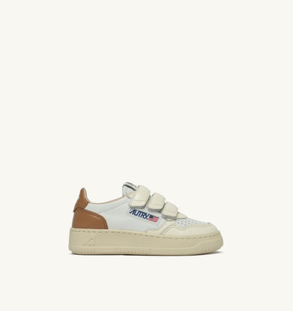 AUTRY MEDALIST LOW KIDSTRIPES SNEAKERS IN LEATHER COLOR WHISPER WHITE IVORY WHITE AND BROWN SUGAR