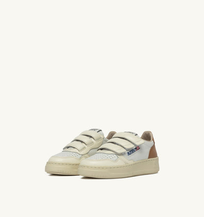 AUTRY MEDALIST LOW KIDSTRIPES SNEAKERS IN LEATHER COLOR WHISPER WHITE IVORY WHITE AND BROWN SUGAR