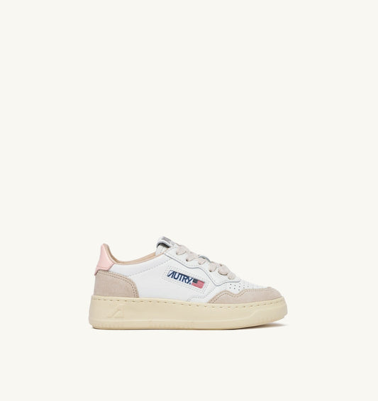 AUTRY MEDALIST KIDS LOW SNEAKERS IN WHITE AND CREOLE PINK SUEDE