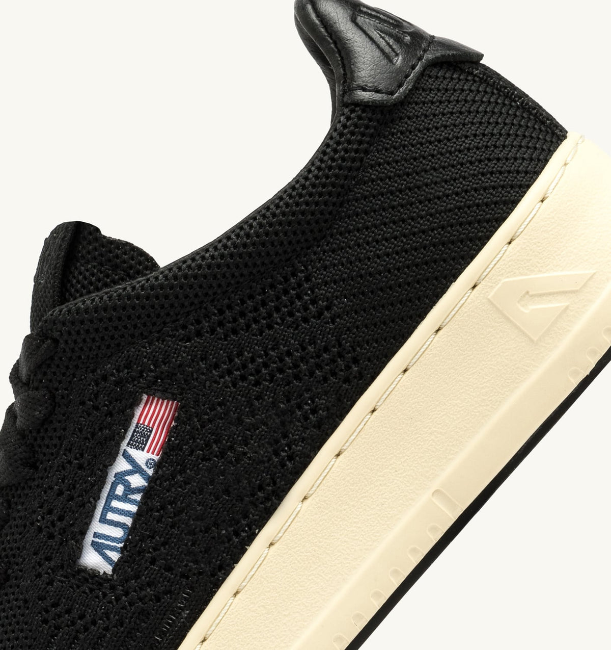 AUTRY EASEKNIT MEDALIST LOW SNEAKERS IN BLACK COLOR KNIT