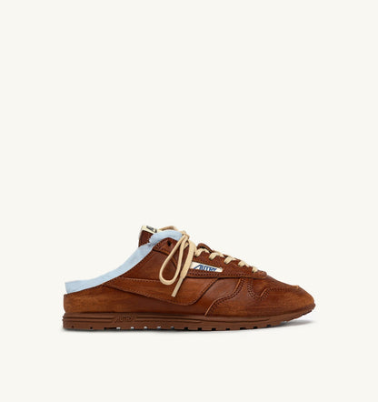 AUTRY WINDSPIN MULE SNEAKERS IN SHIRT BUFF AND AZURE LEATHER
