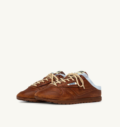 AUTRY WINDSPIN MULE SNEAKERS IN SHIRT BUFF AND AZURE LEATHER