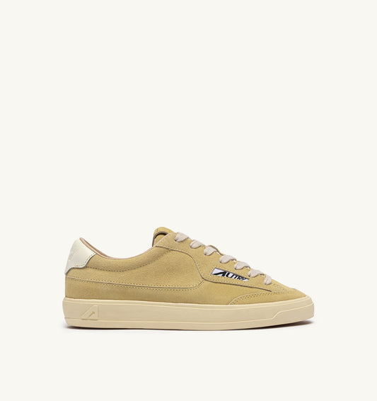 AUTRY WINDSCAPE LOW SNEAKERS IN STRAW AND MARSHMALLOW SUEDE
