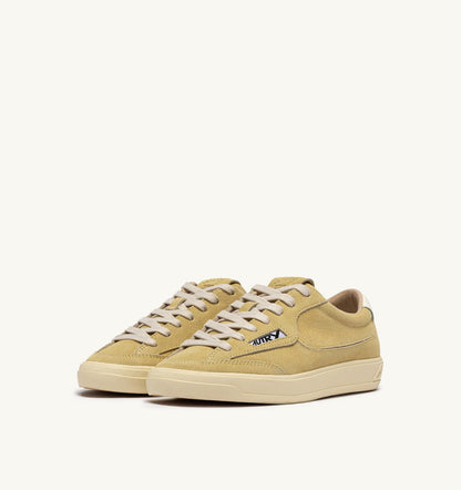 AUTRY WINDSCAPE LOW SNEAKERS IN STRAW AND MARSHMALLOW SUEDE