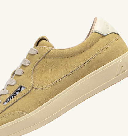 AUTRY WINDSCAPE LOW SNEAKERS IN STRAW AND MARSHMALLOW SUEDE