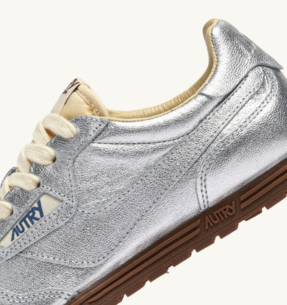 AUTRY WINDSPIN SNEAKERS IN SILVER TONE LAMINATED LEATHER