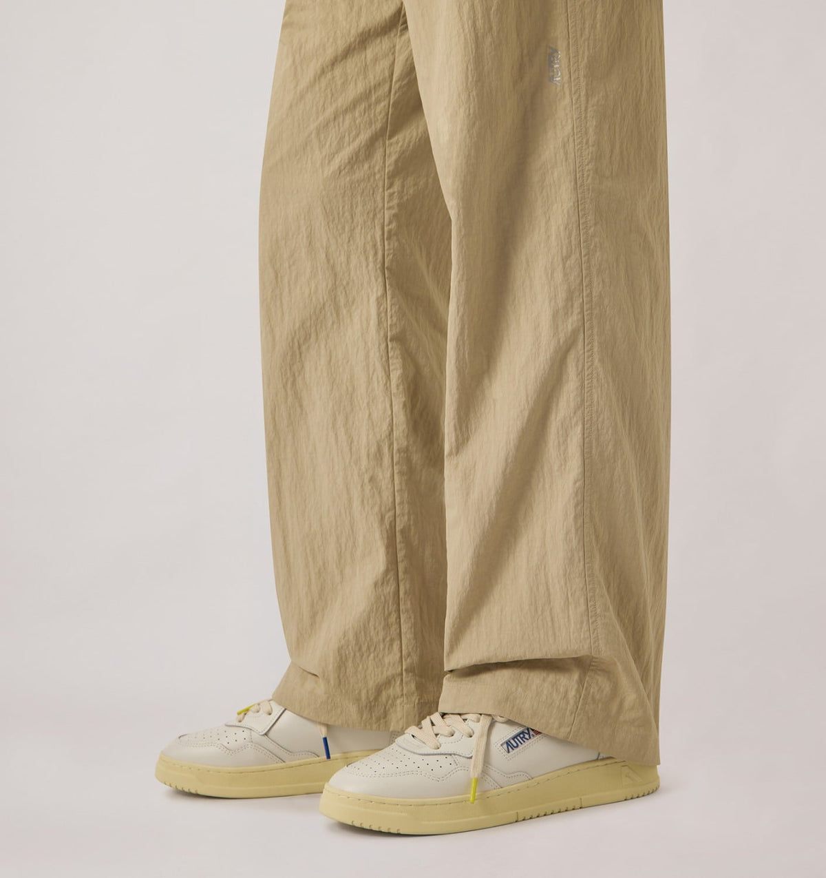 AUTRY MEDALIST LOW SNEAKERS IN WHITE AND BLACK LEATHER