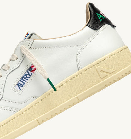 AUTRY MEDALIST LOW SNEAKERS IN WHITE AND BLACK LEATHER