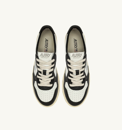 AUTRY MEDALIST LOW SNEAKERS IN WHITE AND BLACK LEATHER WITH LETTERING