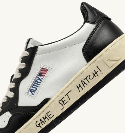 AUTRY MEDALIST LOW SNEAKERS IN WHITE AND BLACK LEATHER WITH LETTERING