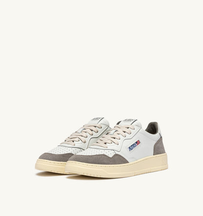 AUTRY MEDALIST LOW SNEAKERS IN WHITE LEATHER AND CEMENT SUEDE