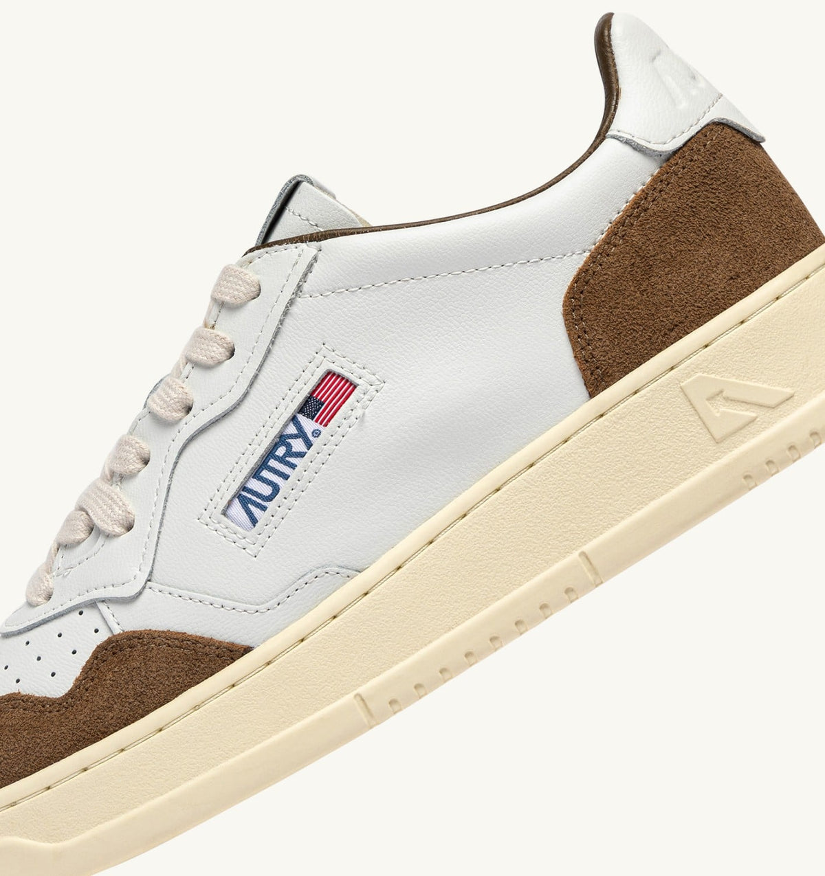 AUTRY MEDALIST LOW SNEAKERS IN WHITE LEATHER AND TOBACCO SUEDE