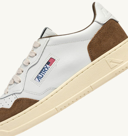 AUTRY MEDALIST LOW SNEAKERS IN WHITE LEATHER AND TOBACCO SUEDE