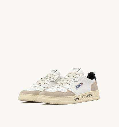 AUTRY MEDALIST LOW SNEAKERS IN WHITE AND BLACK SUEDE AND LEATHER WITH LETTERING