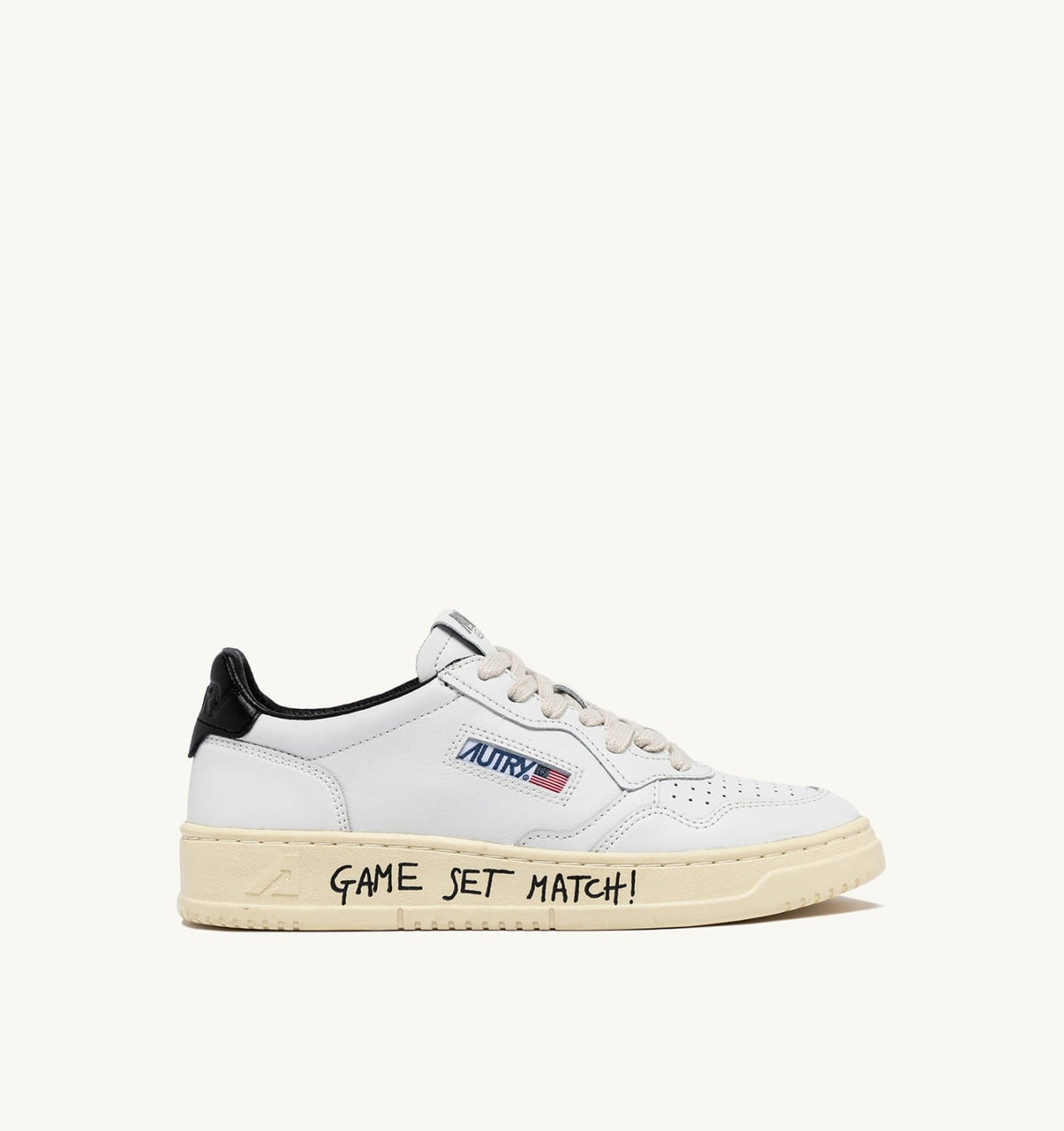 AUTRY MEDALIST LOW SNEAKERS IN WHITE AND BLACK LEATHER WITH LETTERING