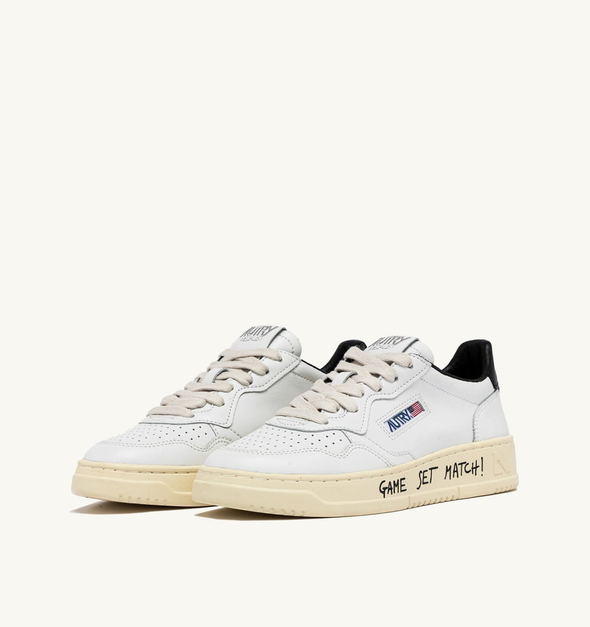 AUTRY MEDALIST LOW SNEAKERS IN WHITE AND BLACK LEATHER WITH LETTERING