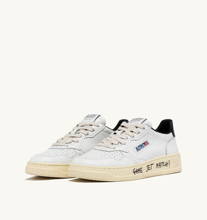 AUTRY MEDALIST LOW SNEAKERS IN WHITE AND BLACK LEATHER WITH LETTERING