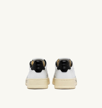 AUTRY MEDALIST LOW SNEAKERS IN WHITE AND BLACK LEATHER WITH LETTERING