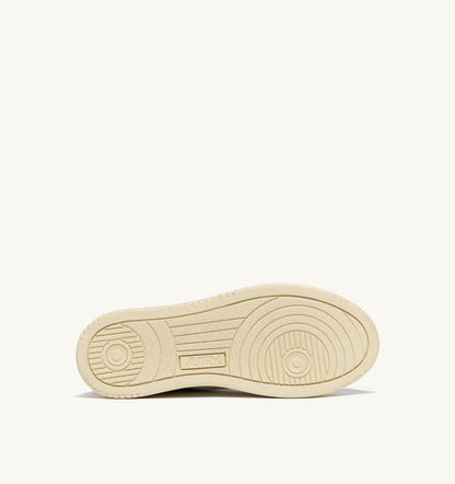 AUTRY MEDALIST LOW SNEAKERS IN WHITE AND BLACK LEATHER WITH LETTERING